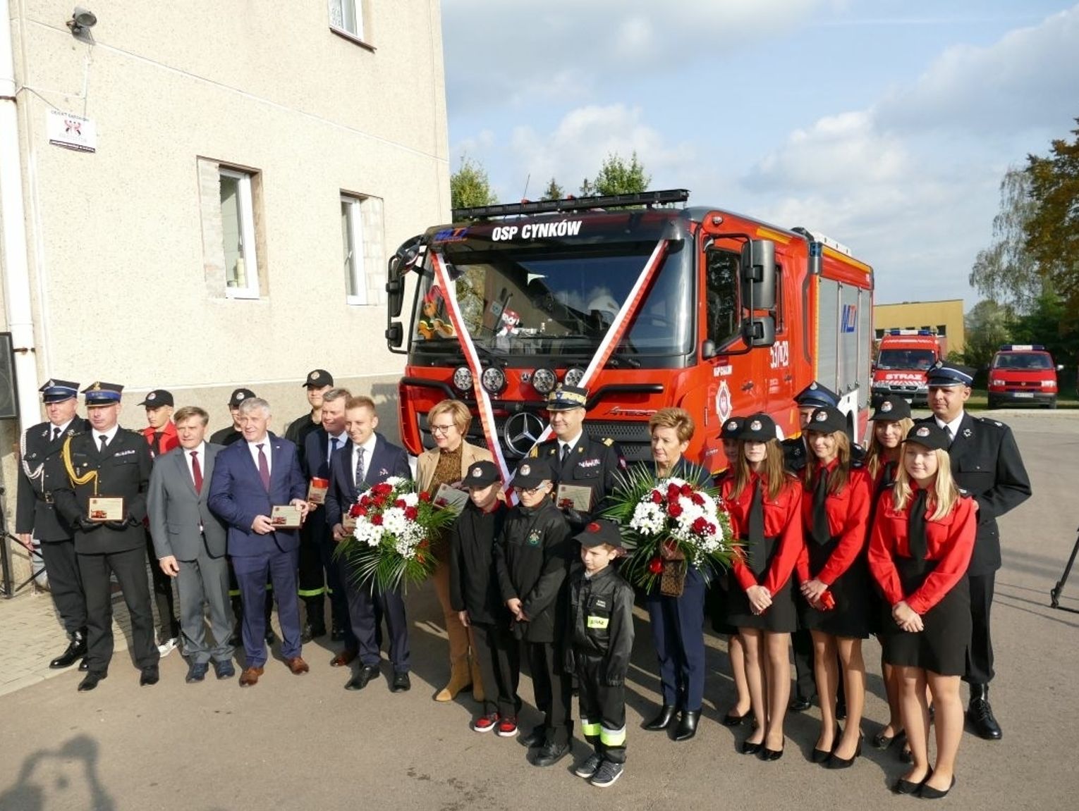 UROCZYSTE PRZEKAZANIE SAMOCHODU DLA OSP CYNKÓW