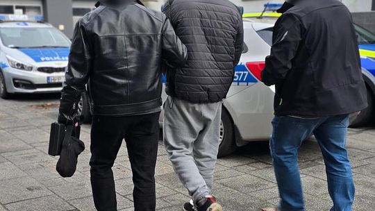 39-LATEK USŁYSZAŁ ZARZUT USIŁOWANIA ZABÓJSTWA TRZECH OSÓB. Próbował je rozjechać samochodem