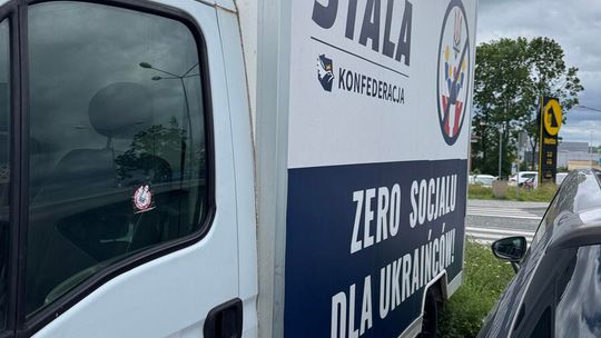 ANTY-UKRAIŃSKIE HASŁA DZIAŁACZA KONFEDERACJI. REKLAMOWY ZŁOM ZAJMUJE MIEJSCE PARKINGOWE