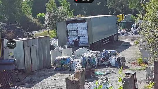 BANKRUT DALEJ ZWOZI ODPADY DO PORAJA. WBREW ZAKAZOWI SĄDU