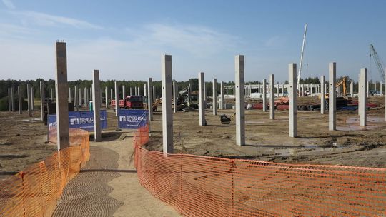 BRAMA JURY CZYLI BETON I STAL. DRZEW NIE BĘDZIE. ALE BĘDĄ TOALETY!