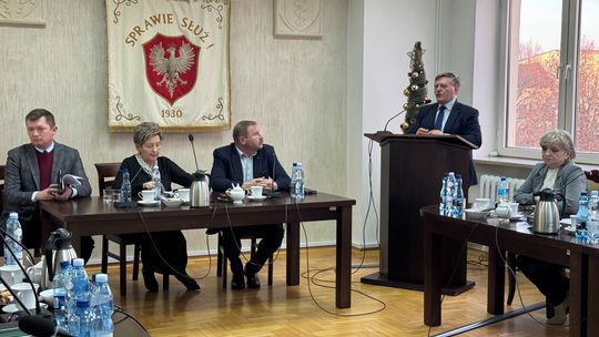 BURZLIWA SESJA W SPRAWIE SZKÓŁ. BURMISTRZ ŚLĘCZKA PRZEPRASZA