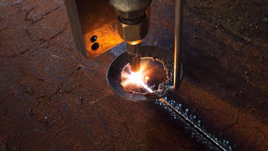 Cięcie plazmowe – szybkie i precyzyjne rozwiązanie dla przemysłu metalowego