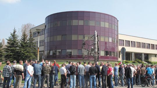 CMC ZNOWU ZWALNIA 150 OSÓB. CHOĆ ZYSKI MA OGROMNE