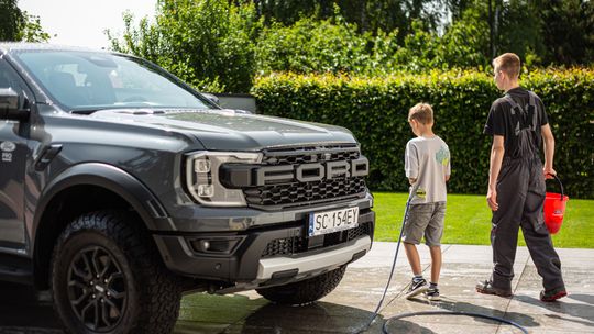 FORD OFERUJE PRAWIE 42 TYS RABATU NA TĘ BESTIĘ. JEŹDZILIŚMY RAPTOREM 3.0 W BENZYNIE