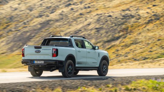 Ford Ranger Plug-in Hybrid – rekordowe 697 Nm momentu obrotowego i 3500 kg na haku