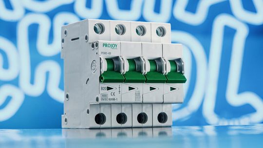 Jak dobrać zabezpieczenia elektryczne do instalacji PV? Praktyczny przewodnik (AC/DC)