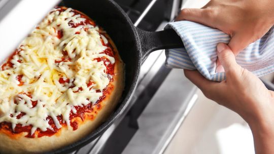 Jak przygotować domową pizzę idealnązimowe wieczory