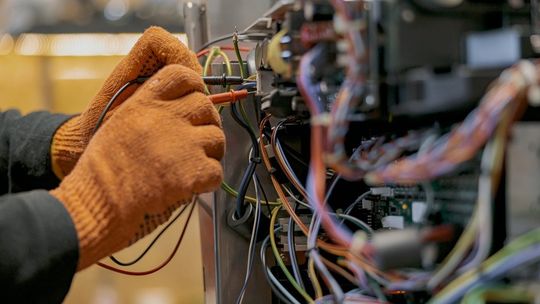 Jak skutecznie zaplanować ścieżkę kariery w zawodzie elektryka?