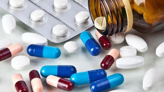 MA ZARZUTY O UDZIAŁ W MAFII NARKOTYKOWEJ. WYCHODZI Z ARESZTU, DZIEŃ PÓŹNIEJ UMIERA JEGO DZIEWCZYNA