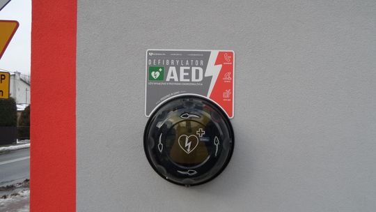 MYSZKÓW. DEFIBRYLATOR NA  ŚCIANIE REMIZY OCHOTNICZEJ STRAŻY POŻARNEJ. ZDJĘCIA