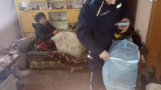 MYSZKÓW. DZIELNICOWY POMAGA BEZDOMNYM NIE TYLKO SŁUŻBOWO