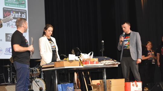 MYSZKÓW. FINAŁ WIELKIEJ ORKIESTRY ŚWIĄTECZNEJ POMOCY W MIEJSKIM DOMU KULTURY. LICYTACJA PRZEDMIOTÓW PODAROWYCH NA WOŚP. ZDJĘCIA