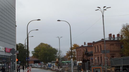 MYSZKÓW.  INSTALUJĄ NOWE LATARNIE NA PLACU DWORCOWYM. ZDJĘCIA