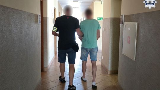 MYSZKÓW. KOMPLETNIE PIJANY 47-LATEK  POBIŁ  SĄSIADA W BLOKU