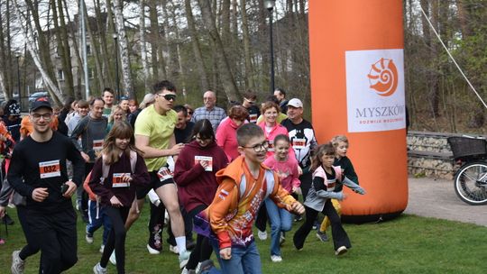 MYSZKÓW. KWIETNIOWY BIEG PO ZDROWIE NA DOTYKU JURY I STRAŻACKI POKAZ PIEWSZEJ POMOCY ZDJĘCIA