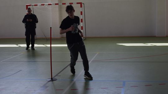 MYSZKÓW. MŁODZIEŻ MOGŁA SIĘ SPRAWDZIĆ NA POLICYJNYM TEŚCIE SPRAWNOŚCI FIZYCZNEJ. ZDJĘCIA