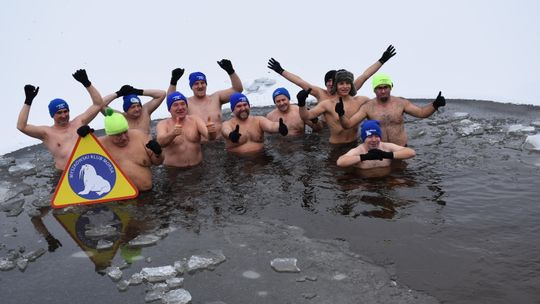 MYSZKÓW. OSTATNIE W 2025 ROKU MORSOWANIE MYSZKOWSKICH MORSÓW. W PRZERĘBLU. ZDJĘCIA