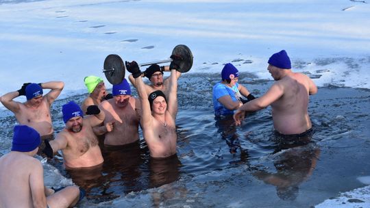 MYSZKÓW. PIERWSZE W 2026 ROKU MORSOWANIE MYSZKOWSKICH MORSÓW. PRZY OGNISKU. ZDJĘCIA