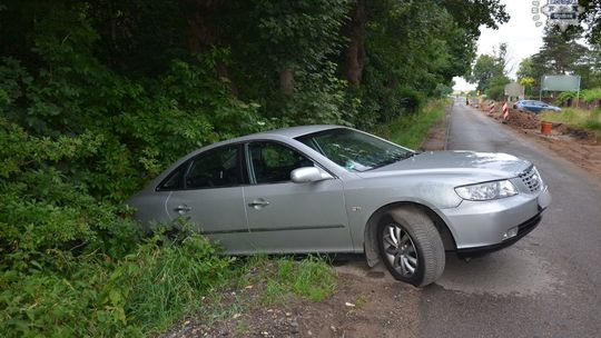MYSZKÓW.  PIJANY 22-LETNI KIEROWCA HYUNDAIA, ZASNĄŁ ZA KIEROWNICĄ. POLICJANCI ZNALEŹLI GO W PRZYDROŻNYM ROWIE. ZDJĘCIE