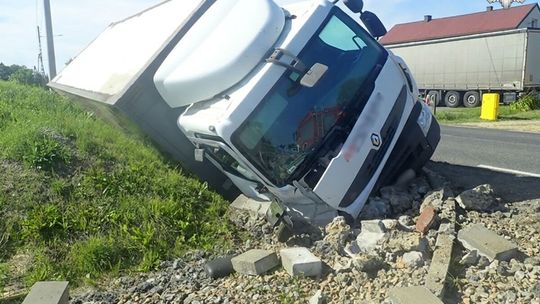 MYSZKÓW. PIJANY 25-LATEK (3,3 PROMILA ALKOHOLU W ORGANIZMIE) KIERUJĄCY AUTEM OSOBOWYM DOPROWADZIŁ DO ZDERZENIA  Z DOSTAWCZYM REMAULT. ZDJĘCIA