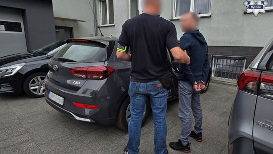 MYSZKÓW. PIJANY KIEROWCA (3,5 PROMILA ALKOHOLU W ORGANIZMIE) UCIEKAŁ PRZED POLICJĄ. MIAŁ JUŻ DOŻYWOTNI ZAKAZ PROWADZENIA POJAZDÓW ZA JAZDĘ PO PIJANEMU