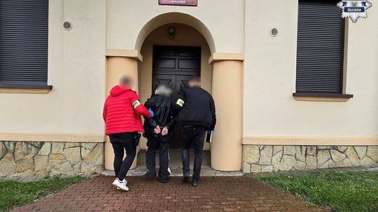 MYSZKÓW. PIJANY KIEROWCA CHCIAŁ DAĆ ŁAPÓWKĘ POLICJANTOM. JEGO  AUTO MIAŁO FAŁSZYWE TABLICE REJESTYRACYJNE