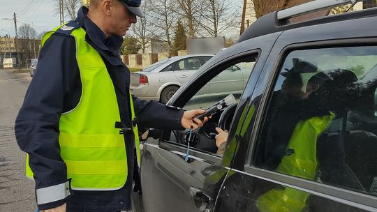 MYSZKÓW. PIJANY KOLUMBIJCZYK, BEZ PRAWAB JAZDY, KIEROWAŁ PIJANY AUTEM