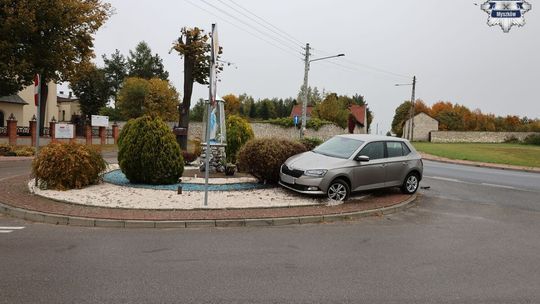 MYSZKÓW. PIJANY REKORDZISTA ZA KEROWNICĄ - 4 PROMILE ALKOHOLU. ZOSTAWIŁ AUTO NA WYSEPCE RONDA, A POTEM NIE UMIAŁ WYJŚĆ Z ROWU