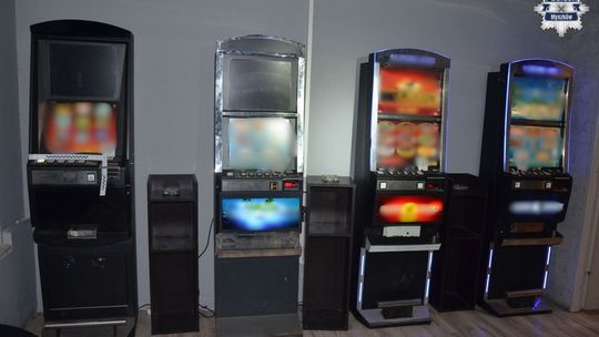 MYSZKÓW. POLICJA ZAREKWIROWAŁA NIELEGALNE AYTOMATY DO GIER HAZARDOWYCH