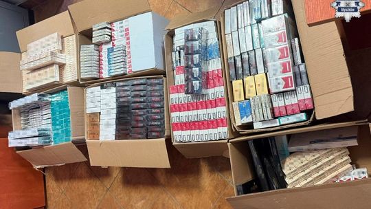MYSZKÓW. POLICJANCI ZAREKWIROWALI NA TARGOWISKU W ŻARKACH PRAWIE 60 TYSIĘCY NIELEGALNYCH PAPIEROSÓW I TYTOŃ