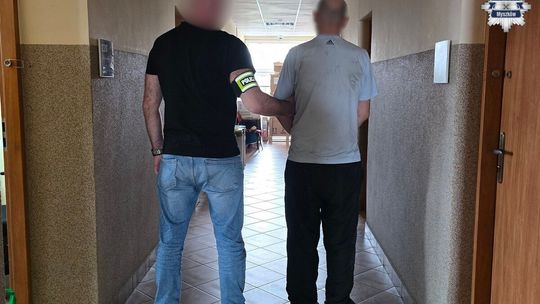 MYSZKÓW.  POLICJANCI ZATRZYMALI ZŁODZIEJA I PODPALACZA DOMU. ZDJĘCIA