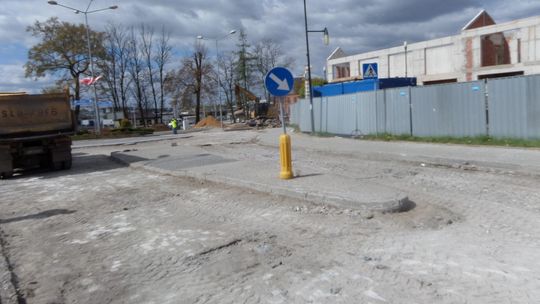 MYSZKÓW. ROZEBRALI RONDO FLAGI. ZAMKNIĘTE SKRZYŻOWANIE ULIC 1 MAJA I 3 MAJA. ZDJĘCIA