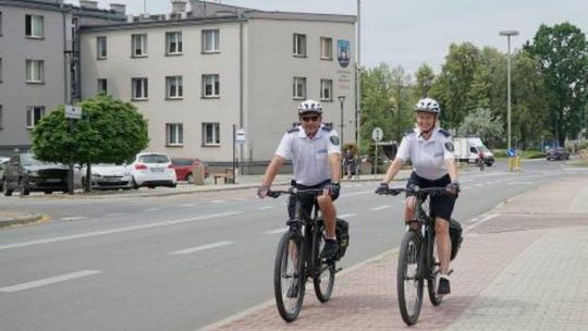 MYSZKÓW. STRAŻNICY MIEJSCY PATROLUJĄ MIASTO NA ROWERACH. ZDJĘCIE