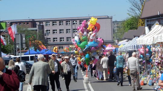 MYSZKÓW. TŁUMY NA STRAGANACH NA ODPUŚCIE ŚW. STANISŁAWA BISKUPA I MĘCZENNIKA. ZDJĘCIA