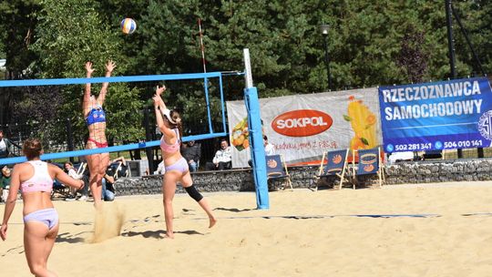 MYSZKÓW. WIELKI FINAŁ X OTWARTYCH MISTRZOSTW ŚLĄSKA W SIATKÓWCE PLAŻOWEJ ROZEGRANO NA DOTYKU JURY. ZDJĘCA Z FINAŁU