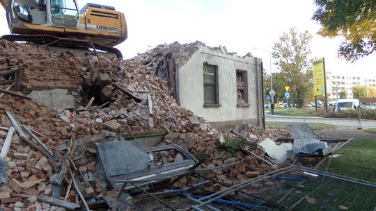 MYSZKÓW. WYBURZAJĄ BUDYNEK DAWNEGO DWORCA PKS PRZY RONDZIE FLAGI. ZDJĘCIA