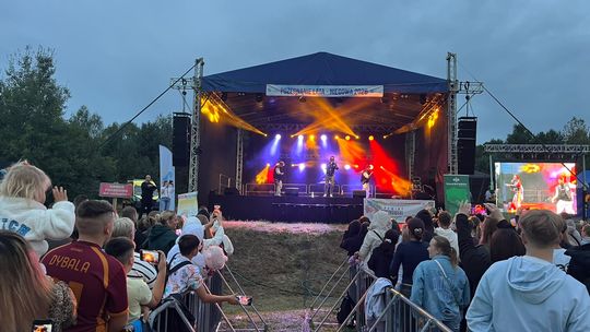 Niegowa pożegnała lato z rozmachem. DJ Hubertus zrobił plenerowy klub, zespoły Weekend i After Party śpiewały z tłumem