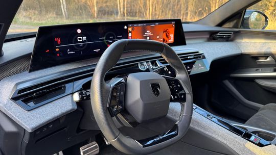 3008: NIETYPOWY SUV Z RODZINY PEUGEOT