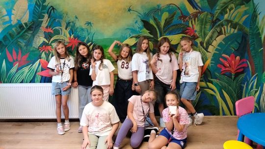 Nowe meble i tropikalny mural. Tak zmieniły się świetlice w szkole w Poraju