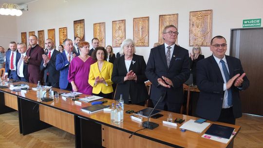 PENSJA STAROSTY „BEZ ZMIAN”? NIE DO KOŃCA. DOSTANIE 1000 ZŁ WIĘCEJ. RADNI PRZYJĘLI UCHWAŁĘ „REGULACYJNĄ”