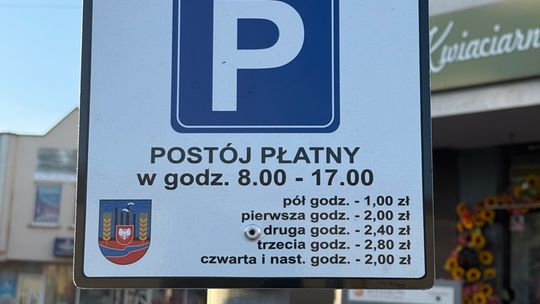 Płatne parkingi paraliżują miasto. Mieszkańcy narzekają na brak miejsc, a pod blokami „wraki”