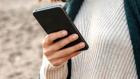 Polacy coraz chętniej sięgają po używane i odnowione smartfony