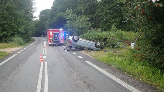 POLCJANT Z POSTERUNKU W KOZIEGŁOWACH RATOWAŁ  KOBIETĘ , KTÓREJ SAMOCHÓD DACHOWAŁ