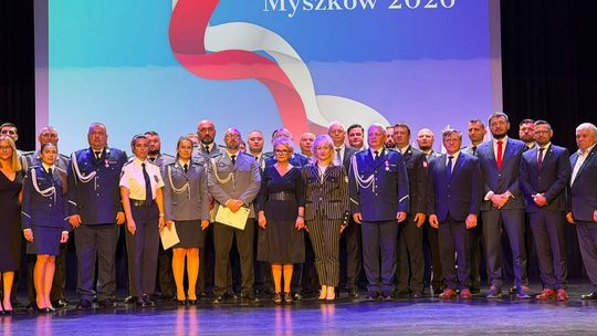 POLICJA TRADYCYJNIE ŚWIĘTUJE Z PODEJRZANYMI. TAK BYŁO W 2019R, TAK JEST TERAZ