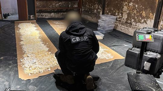 POLICJA ZLIKWIDOWAŁA NIELEGALNE LABORATORIUM NARKOTYKÓW W WOJEWÓDZTWIE ŚLĄSKIM. ZAREKWIROWANO JUŻ GOTOWE NARKOTYKI O WARTOŚCI 3,5 MILIONA ZŁOTYCH. ZDJĘCIA