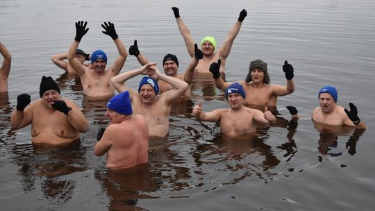 PRAWDZIWIE ZIMOWE MORSOWANIE MYSZKOWSKICH MORSÓW. NIEDZIELA 23 LISTOPADA . ZDJĘCIA