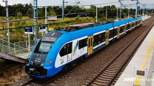 W FERIE UCZNIOWIE JEŻDŻĄ POCIĄGAMI KOLEI ŚLĄSKICH ZA ZŁOTÓWKĘ