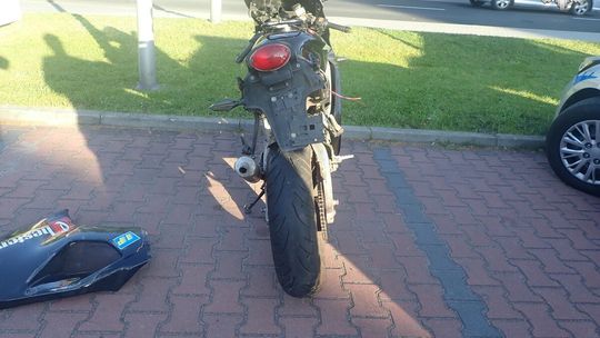 W ŻARKACH SAMOCHÓD NAJECHAŁ NA MOTOCYKL. MOTOCYKLISTA RANNY