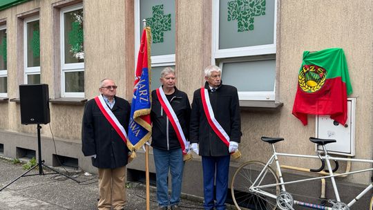 Wypadek w którym zginęło w 1965 roku dwóch kolarzy. Właśnie odsłonięto tablicę pamiątkową. Mało kto wiedział o tragicznym zdarzeniu